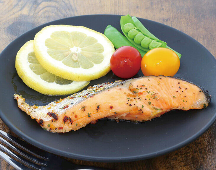 Grilled Salmon with Lemon and Pepper Seasoning